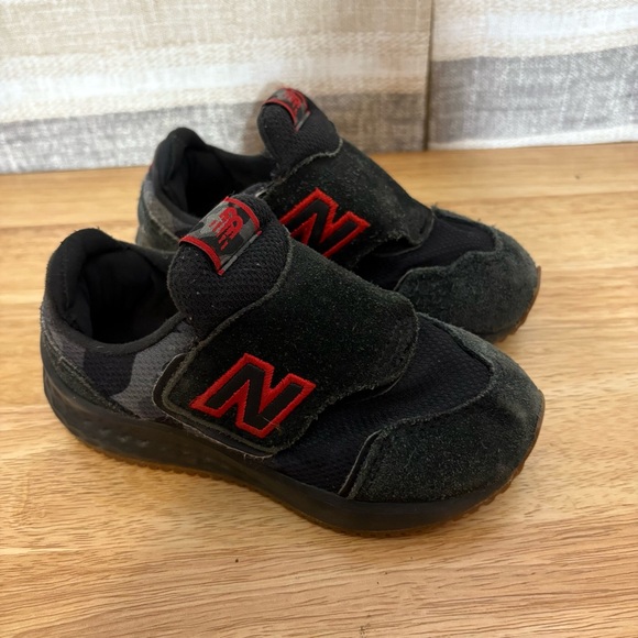 New‎ Balance Black And Red Sneakers Size 8 - Picture 1 of 8